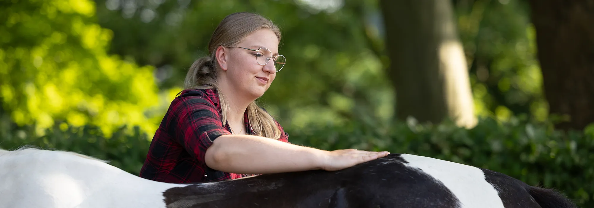 Jenny Winter streichelt ein Pferd