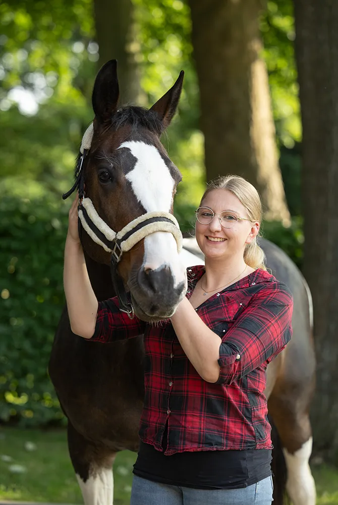 Jenny Winter zusammen mit einem Pferd